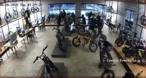 Grupo furta 12 bicicletas elétricas em menos de 1 minuto em Vila Velha, ES