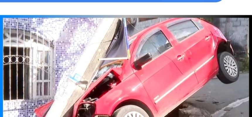 Carro é atingido por caminhão e derruba poste em Cariacica
